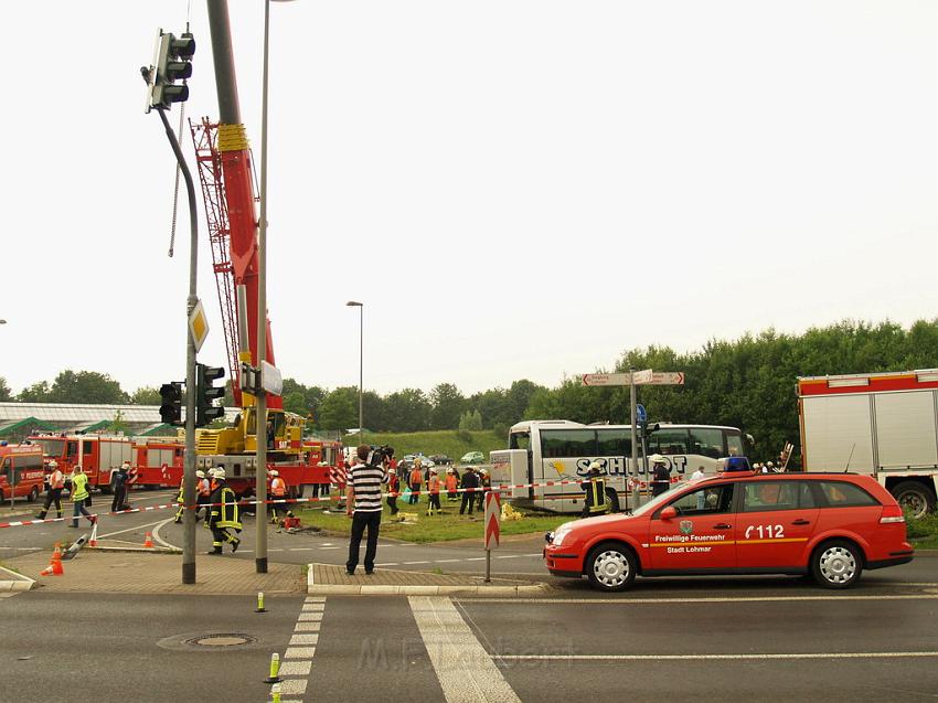 Schwerer Unfall mit Reisebus Lohmar Donrather Dreieck P479.JPG